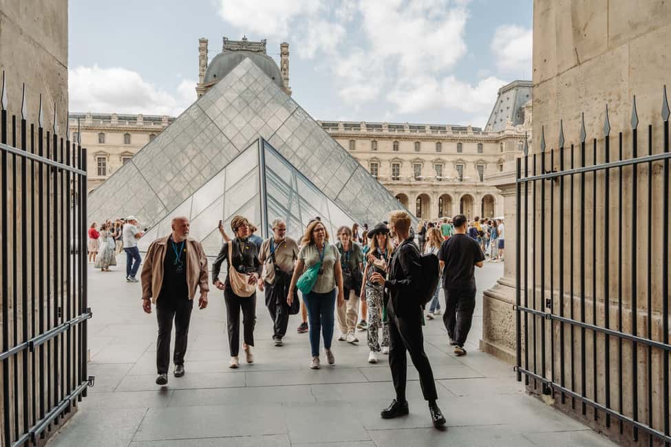 Paris: Louvre or Orsay, Eiffel Tower, City Walk & Cruise - Seine River Cruise: Streetlights on the Water