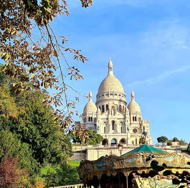 Paris: Montmartre Drawing tour with a local artist - Drawing exercises at each landmark: technique without stealing your fun