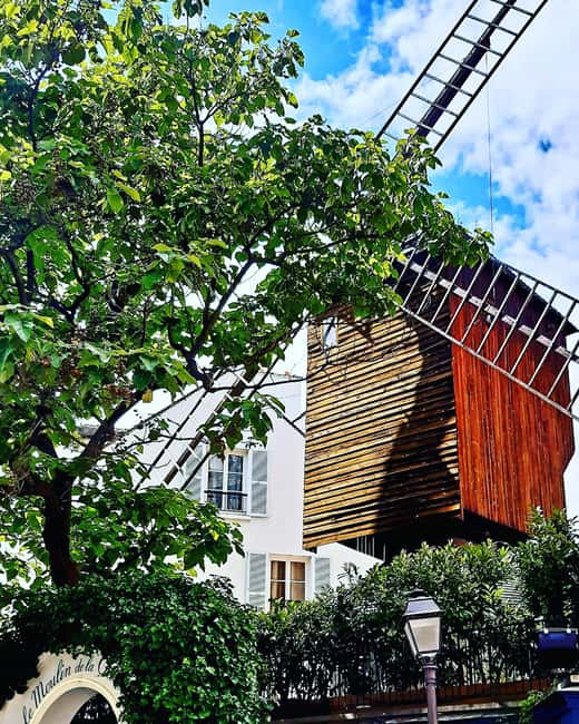 Paris: Montmartre Drawing tour with a local artist - Weather-proof sketching, including cozy café backup plans