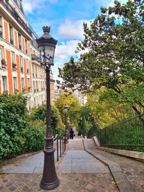 Paris: Montmartre Drawing tour with a local artist - Price and value: $93 for 3 hours, with kit and coaching included