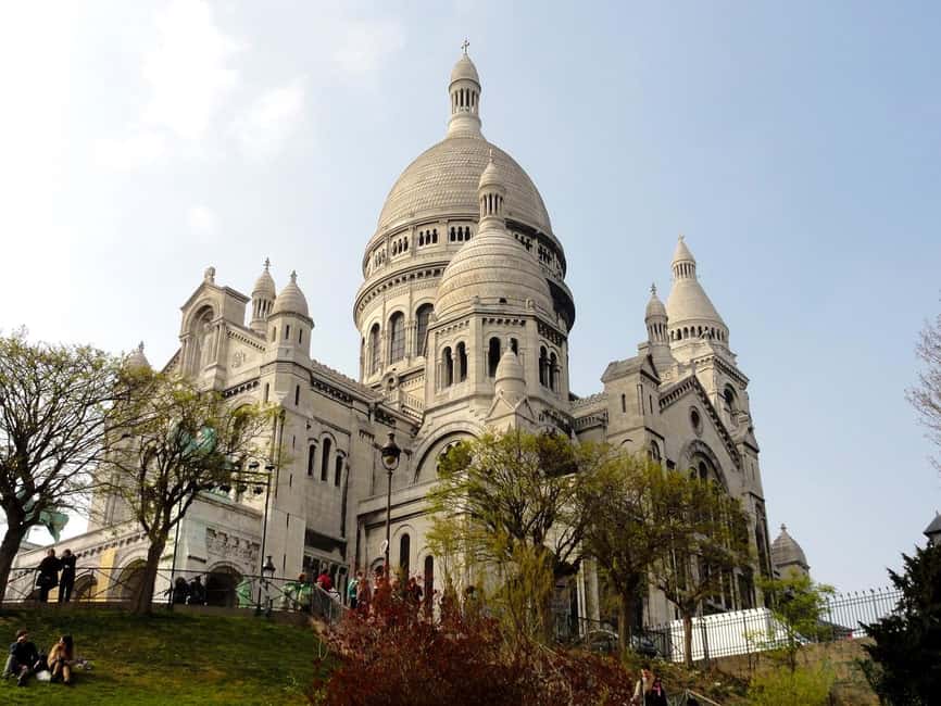 Paris : Montmartre highlights walking tour - Moulin Rouge to the Wall of Love: showmanship and street stories