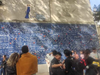 Paris : Montmartre highlights walking tour - Meeting at Place Blanche: start easy, avoid wandering