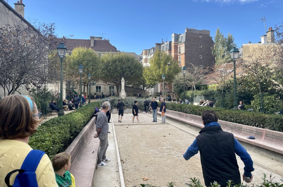 Paris Montmartre Highlights Walking Tour - Small Group - Montmartre in 2 Hours: A tight route with a big mood