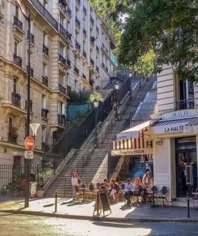 Paris: Montmartre Hill & Sacré-Cœur Guided Walking Tour - Finding the meeting point near Moulin Rouge (and starting on time)