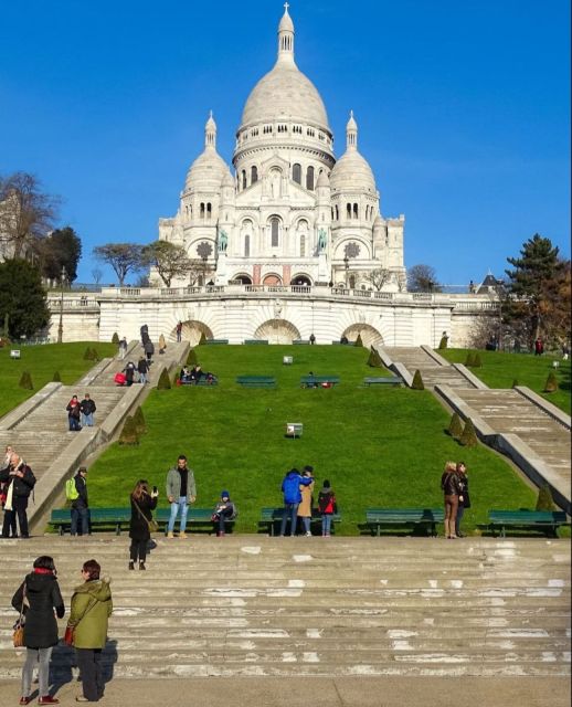 Paris: Montmartre Hill & Sacré-Cœur Guided Walking Tour - Place du Tertre: the famous square you should actually understand