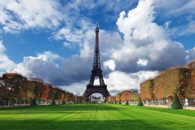 Paris : Montmartre Walking Tour - Sacré-Cœur at the start: what to notice beyond the postcard