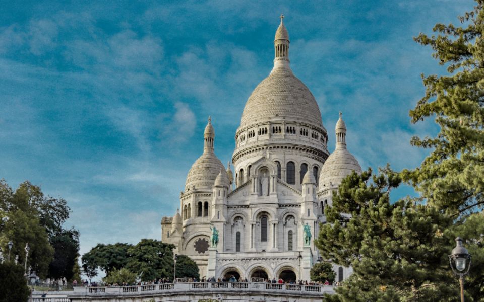 Paris: Montmartre Walking Tour with Sacré-Cœur Entry Option - Montmartre in 90 minutes: a plan for first-time wandering