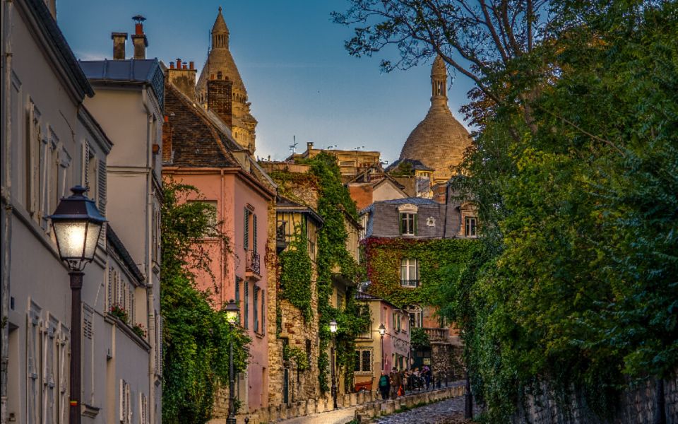 Paris: Montmartre Walking Tour with Sacré-Cœur Entry Option - Sacré-Cœur finish: optional panorama and the climb reality