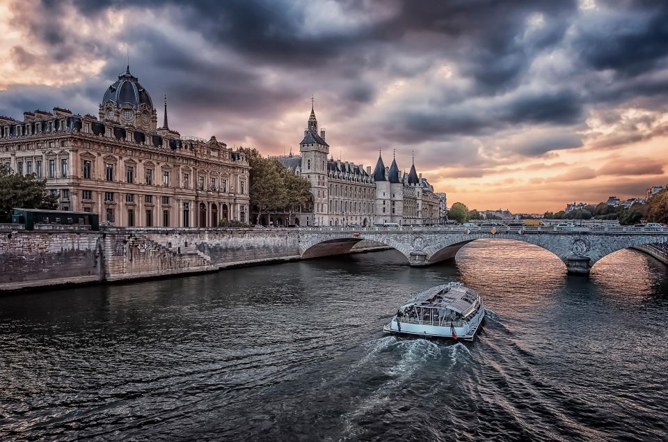 Paris Mysterious and Dark Stories Walking Tour - Small Group - Hôtel-Dieu and the Marché aux Fleurs Reine Elizabeth II: quick stops with real atmosphere