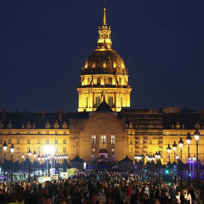 Paris: Night City Tour in a van for up to 7 people - Eiffel Tower to Arc de Triomphe: First Big Lights, No Detours