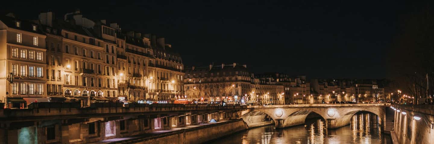 Paris: Night City Tour in a van for up to 7 people - Pigalle After Dark: Moulin Rouge and the Red-Light District Drive-By