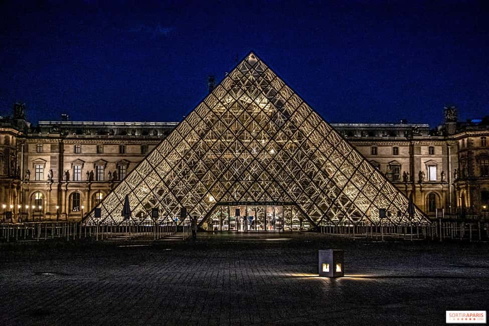 Paris: Night City Tour in a van for up to 7 people - Pickup Timing and the Photo-Stop Style