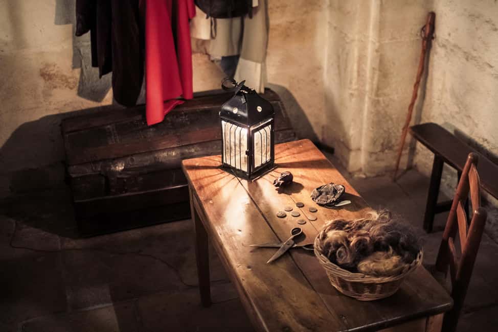 Paris: Notre Dame and Île de la Cité Walking Tour - What to bring (and what to leave behind)