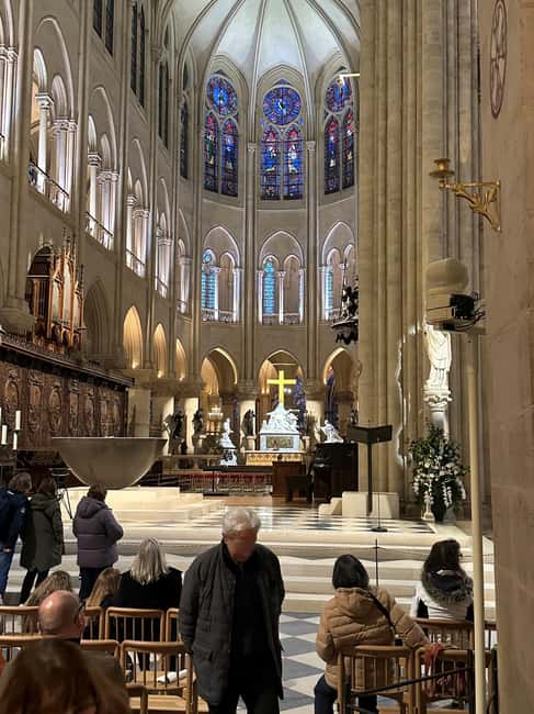 Paris: Notre Dame Cathedral Guided Tour of the Neighborhood - Île de la Cité walking segment: getting your bearings fast