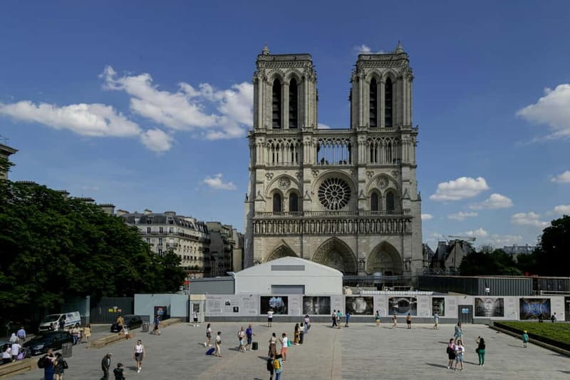 Paris: Notre Dame Exterior Guided Tour - Small Group - Guide quality: what stood out (Hexyl and English explanations)