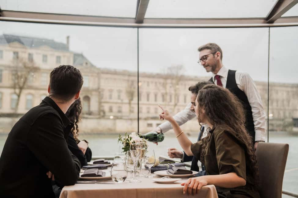 Paris : NYE Special Diner Cruise on the Seine River - Île de la Cité and the Seine Views That Feel Like a Cheat Code