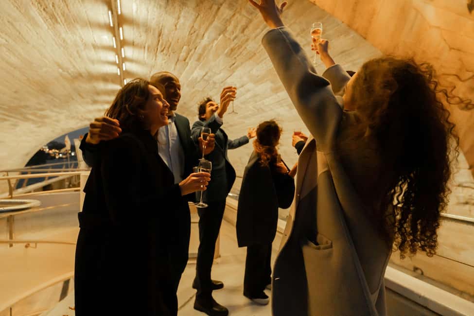 Paris : NYE Special Diner Cruise on the Seine River - 9pm Option: Piano and Violin, Plus a Longer Night Plan