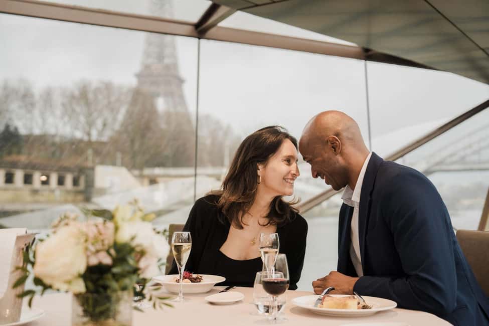 Paris : NYE Special Diner Cruise on the Seine River - Service and Comfort: The Little Things That Make It Feel Smooth