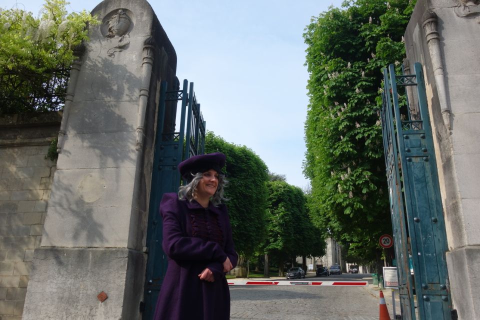 Paris: Père Lachaise Cemetery Guided by the Great Sibylle - The Theatrical Guide: Humor, Mystery, and Clear Storytelling