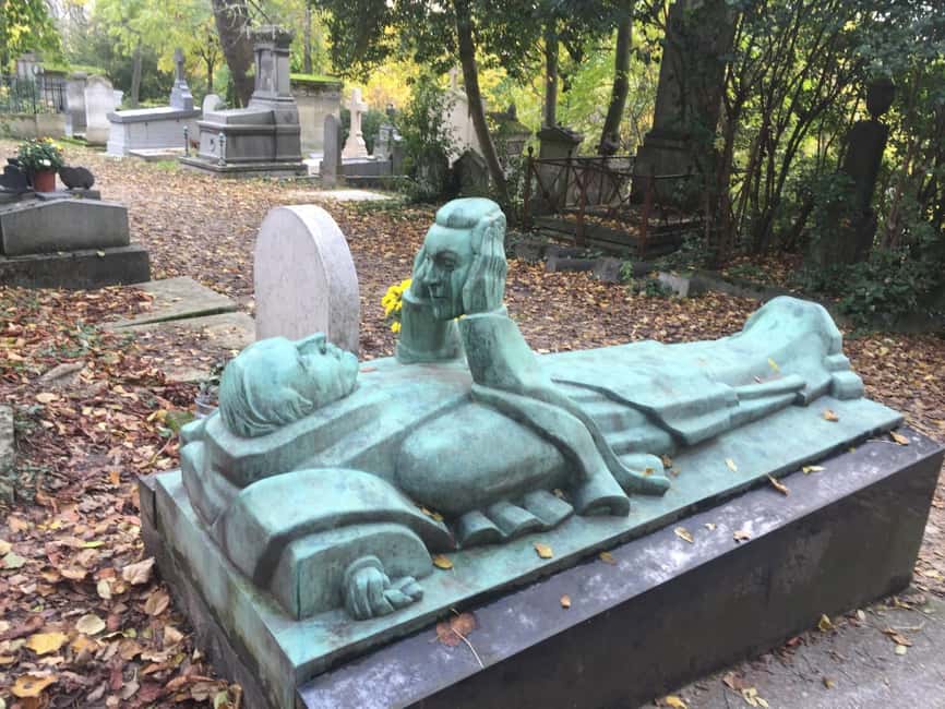 Paris: Père Lachaise Cemetery Visit with Seine River Cruise - Making a quiet cemetery visit work in one day