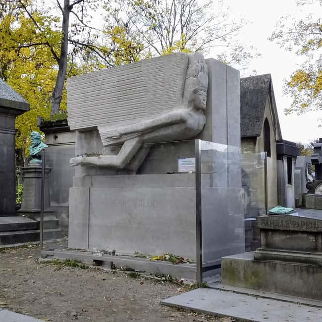 Paris: Père Lachaise Cemetery Visit with Seine River Cruise - Seeing Morrison, Wilde, and Piaf without a rush