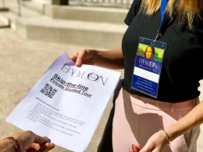 Paris: Père Lachaise Cemetery Walking Tour - How the 2.5-hour walking tour keeps you engaged