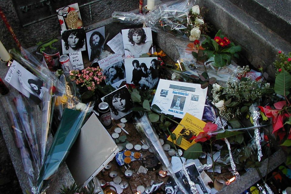 Paris: Père Lachaise Cemetery Walking Tour - Artistic tombstones: where symbolism replaces a textbook