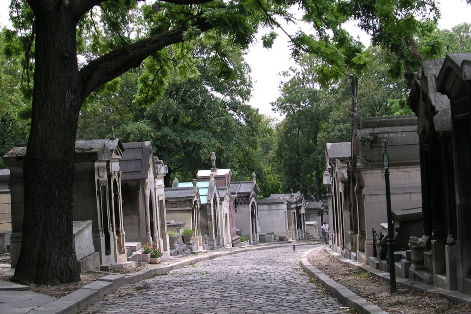 Paris: Père Lachaise Cemetery Walking Tour - Paris history in stone: stories that connect culture and politics