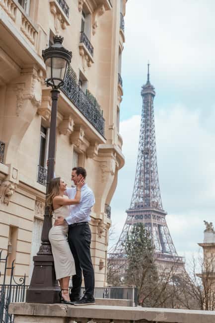 Paris photographer 1h near the Eiffel Tower or in Paris - How the photoshoot works: pick your spot, then follow professional posing cues