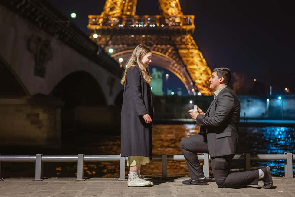 Paris photographer 1h near the Eiffel Tower or in Paris - Posing tips that make you look natural (not stiff)
