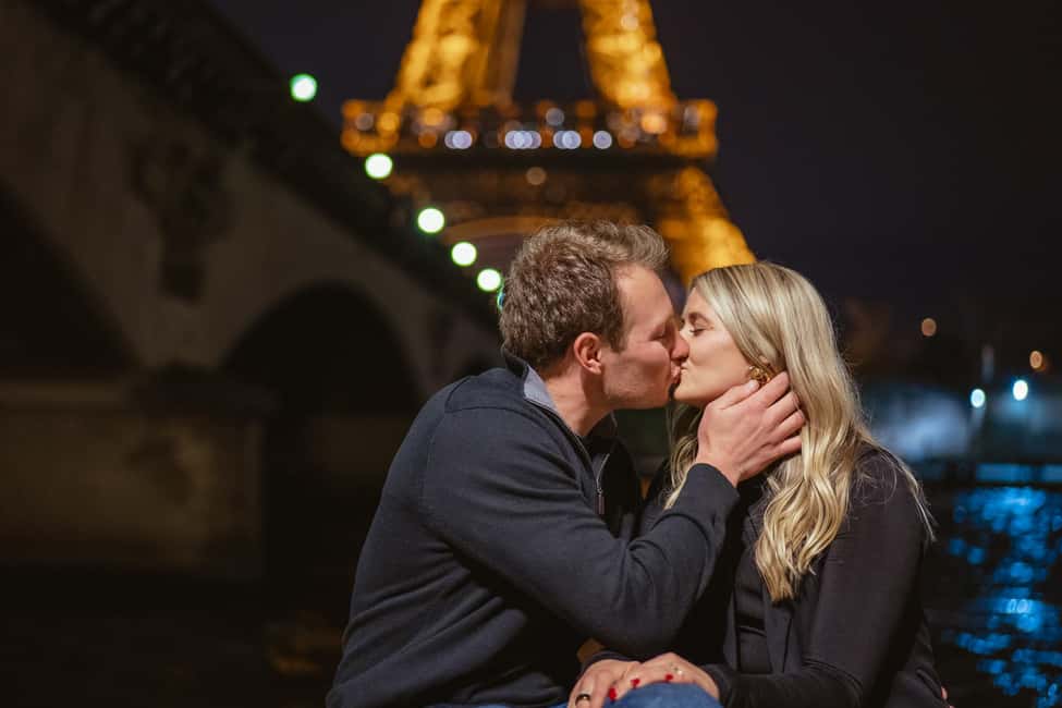 Paris photographer 1h near the Eiffel Tower or in Paris - What you actually get back: 30 retouched photos you can share right away