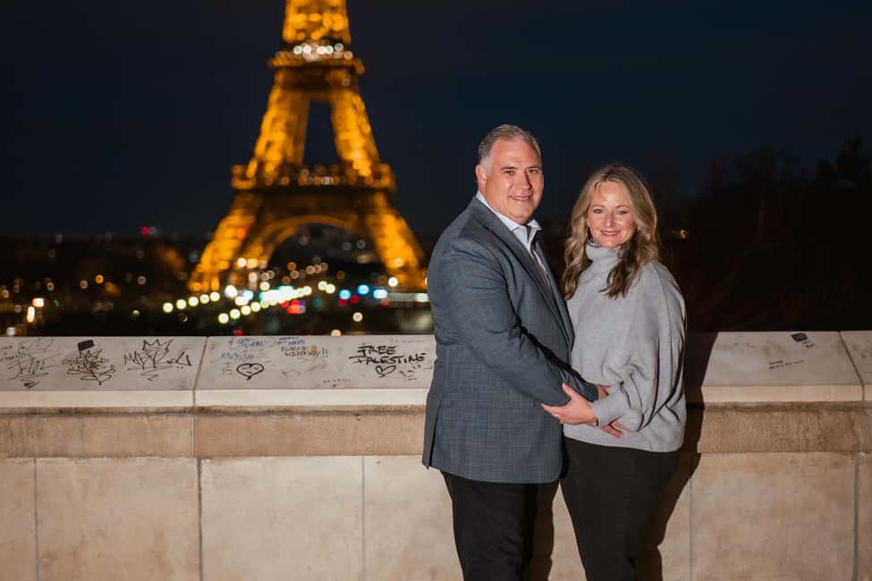 Paris photographer 1h near the Eiffel Tower or in Paris - Should you book this Paris photographer session?
