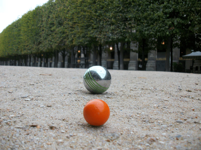 Paris: Pre-Dinner Drinks with Petanque Game (Bocce Ball) - Apéritif Before Dinner: Wine, Soft Drinks, and Snacks That Fit the Moment