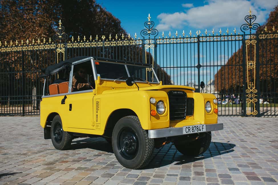 Paris: Private Guided Tour in a vintage Land Rover - Pigalle and the 9th arrondissement: street scenes with guide stories