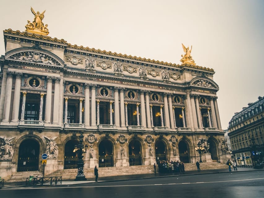 Paris: Private Layover Tour - Montmartre and Sacré-Cœur: the 25-minute walking focus