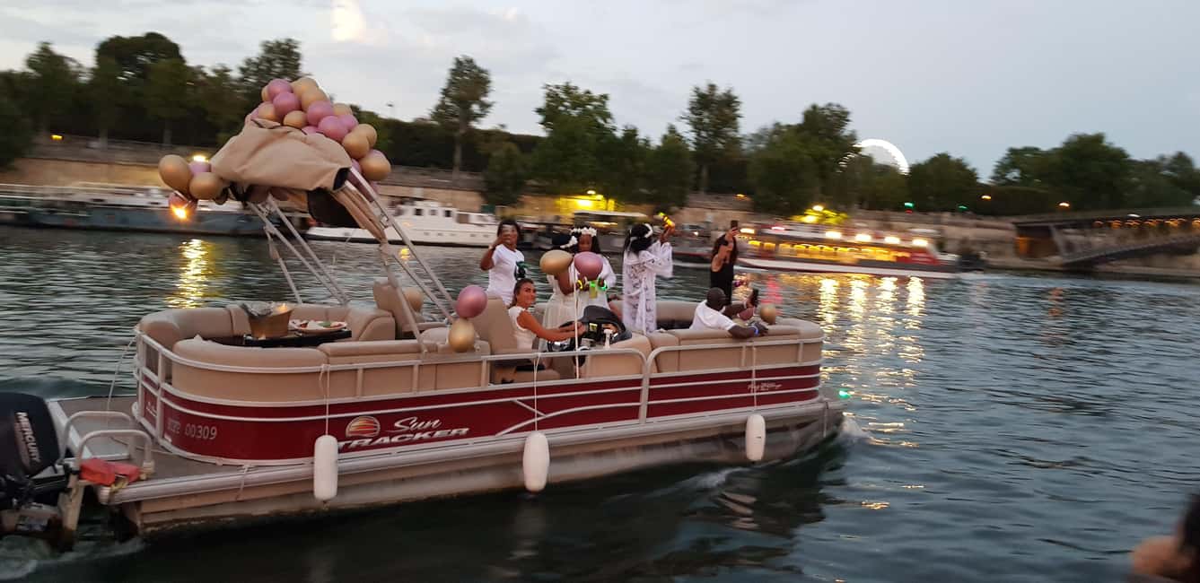 Paris: Private pontoon boat cruise on the Seine - Pont Neuf and Île de la Cité: classic Paris in one long glance