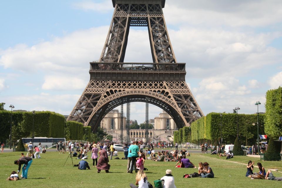 Paris: Private Tour with a Local Guide - A private guide route that helps you feel oriented fast