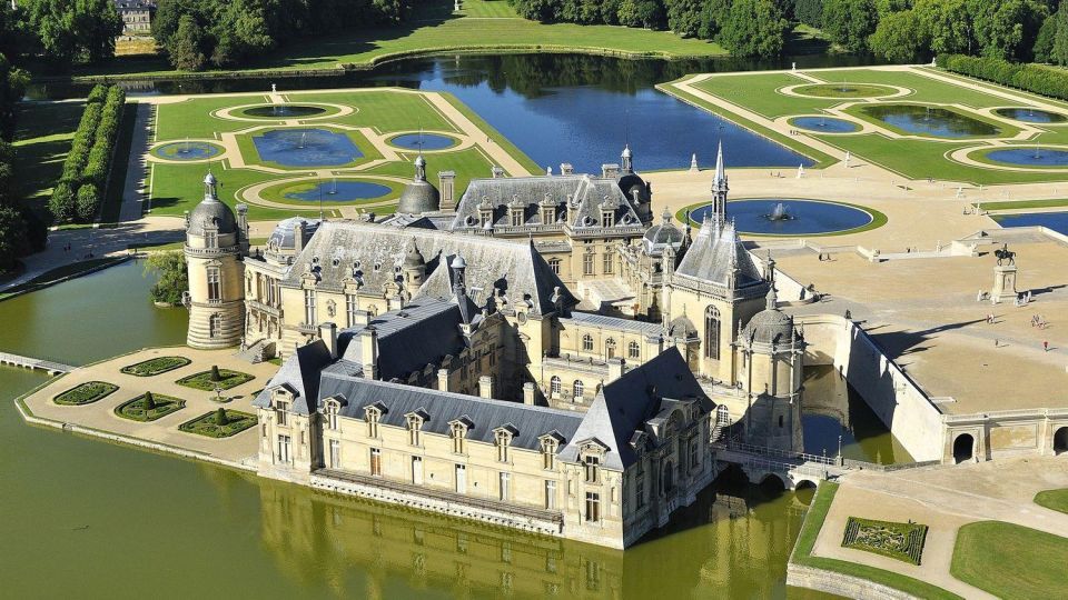 Paris: Private transfer Château Chantilly van 7 places 5H - Ride comfort and group logistics for up to 7