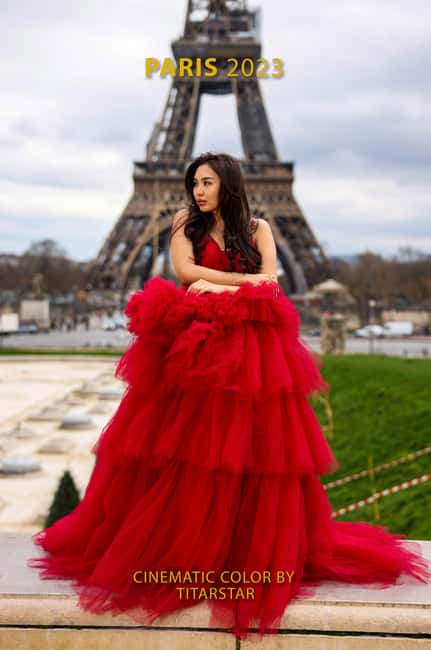 Paris: Professional Photoshoot with 300+ Photos + 1 present - Language Options and Communication That Keeps the Session Smooth