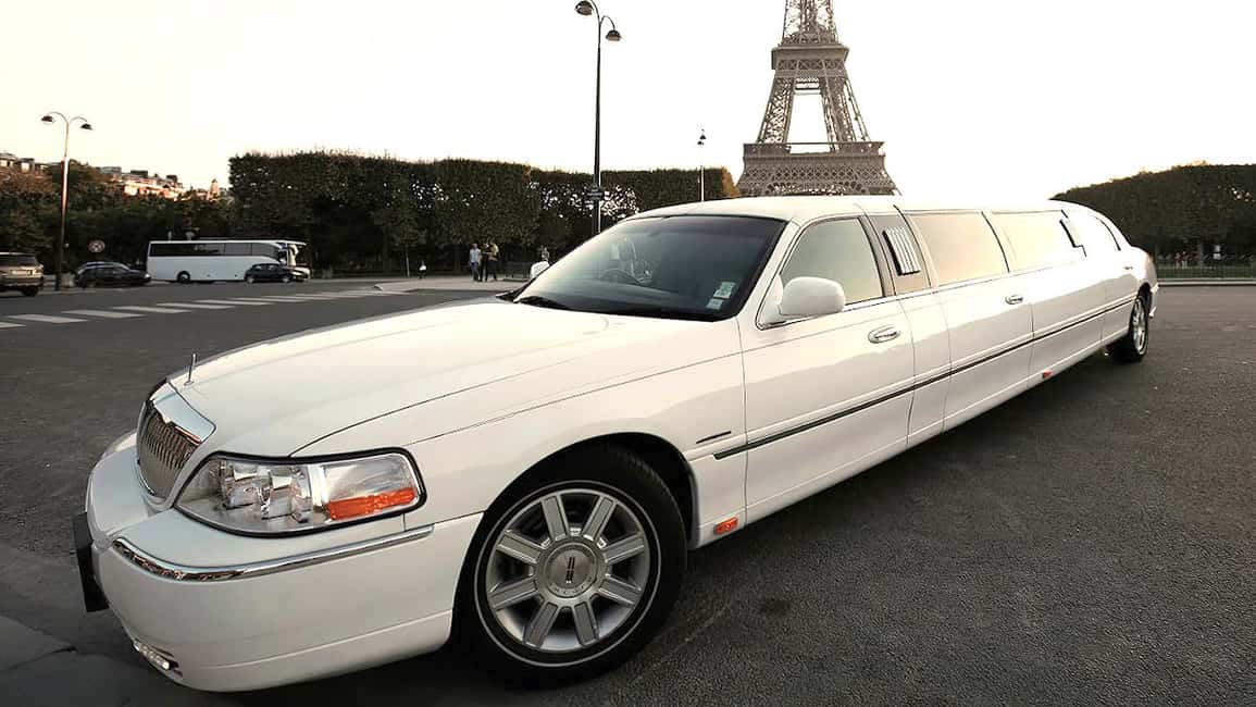 Paris: Romantic Limousine Tour - A Romantic Surprise That’s Built Around One Perfect Minute