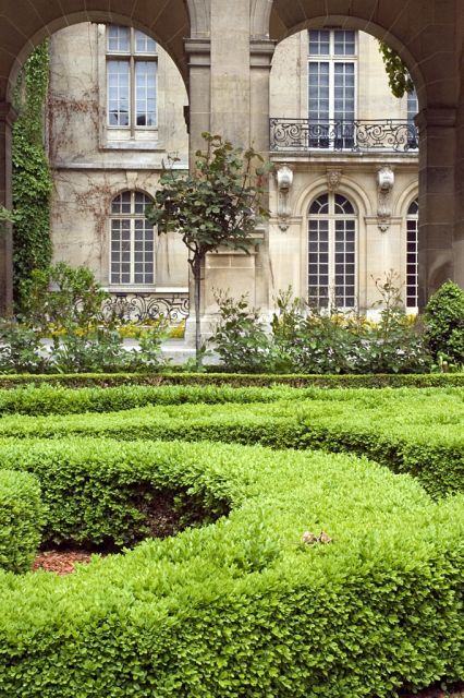 Paris Secret Gardens 1.30 hour long Walking Tour - Spaces for music listening, and why silence is part of the design