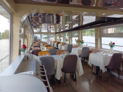 Paris : Seine River Lunch cruise from Eiffel Tower - Finding Tosca near the Eiffel Tower area: meeting point clarity