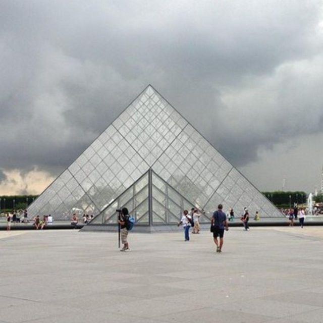 Paris: Sightseeing tour of Paris and Louvre Guided tour - Transportation and restrictions: plan light
