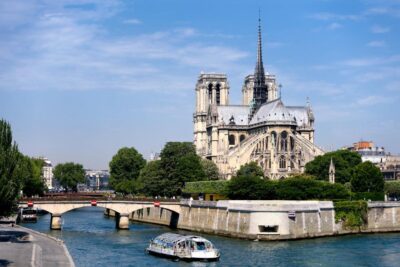 Paris: Ste-Chapelle, Conciergerie, Notre Dame Private Tour - Sainte-Chapelle: why one hour here feels like a whole world