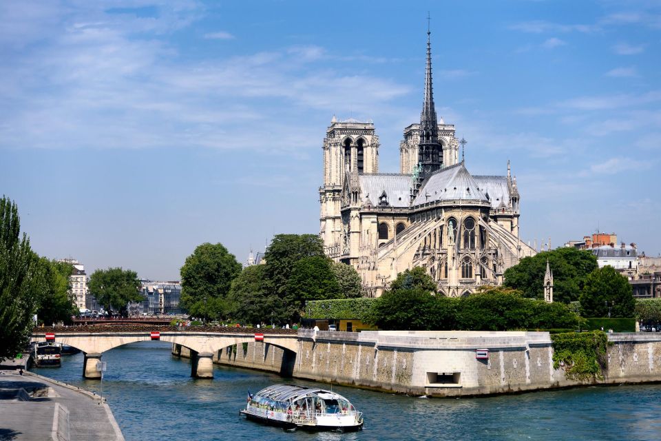 Paris: Ste-Chapelle, Conciergerie, Notre Dame Private Tour - Sainte-Chapelle: why one hour here feels like a whole world