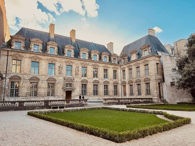 Paris: The vibrant city center and Le Marais - Getting Oriented: The Shakespeare and Company Meeting Spot