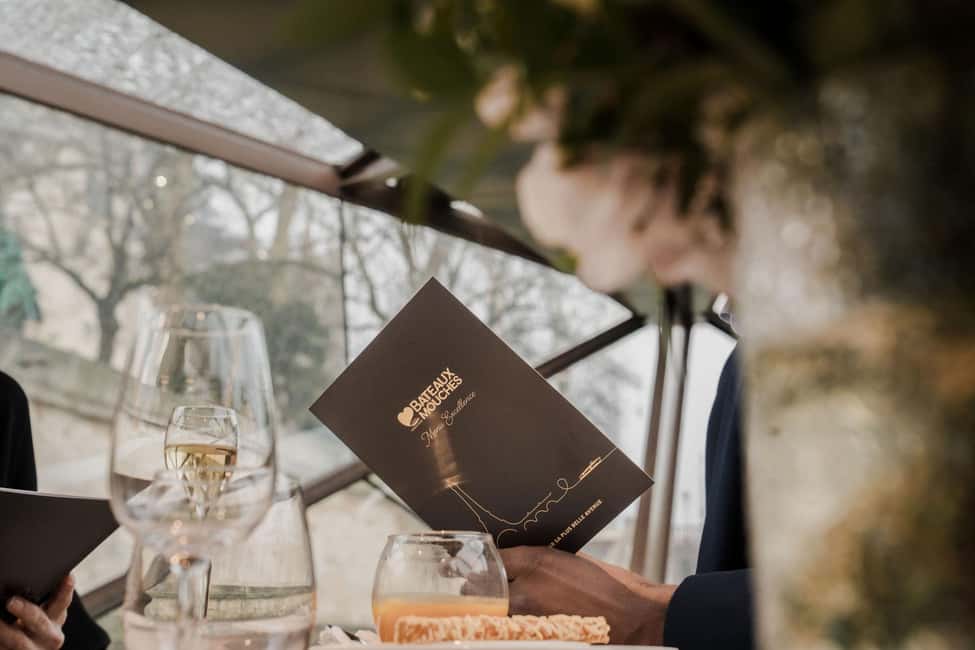 Paris : Valentine's Day Diner Cruise on the Seine river - The French 4-Course Meal and Drinks Included Plan