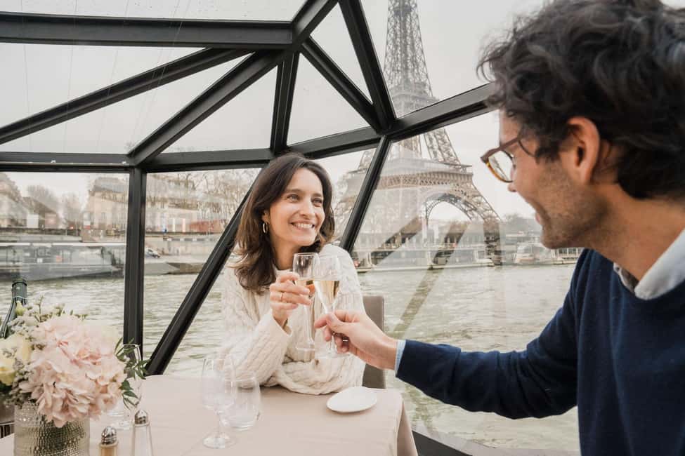 Paris : Valentine's Day Diner Cruise on the Seine river - Music and the Valentine Atmosphere: How the Night Stays Romantic