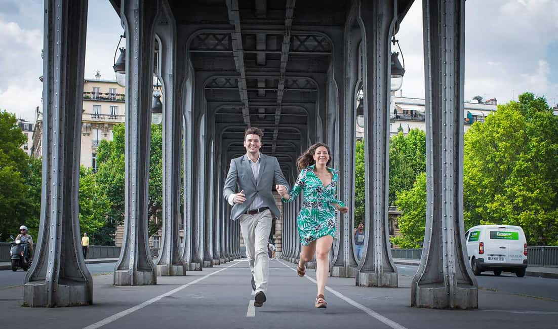Parisian Proposal Perfection. Photography/Reels & Planning - Posing help that makes proposals feel natural