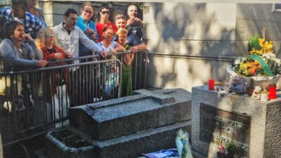 Père Lachaise Cemetery Tour, Tales from the Graves & Crepes - Meeting at Alexandre Dumas: how to start without stress